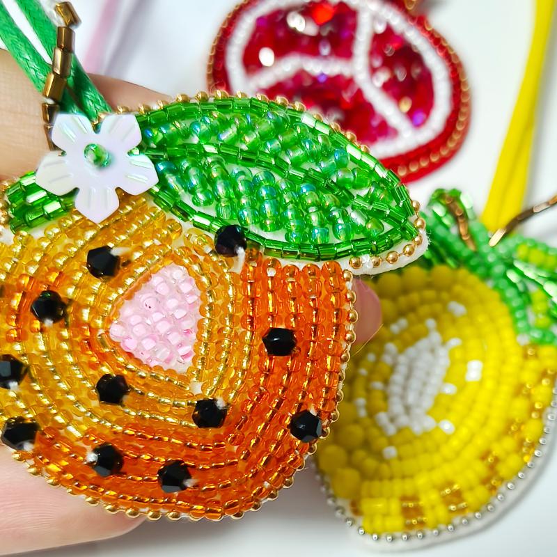 Art Craft Girl - พู่ประดับลูกปัด 20 ชิ้น ป้ายปักลายเชือก รูปดาว มะนาว